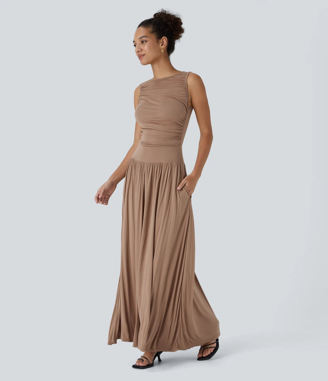 Robe longue décontractée à encolure bateau, bretelles asymétriques, côtés froncés et poches