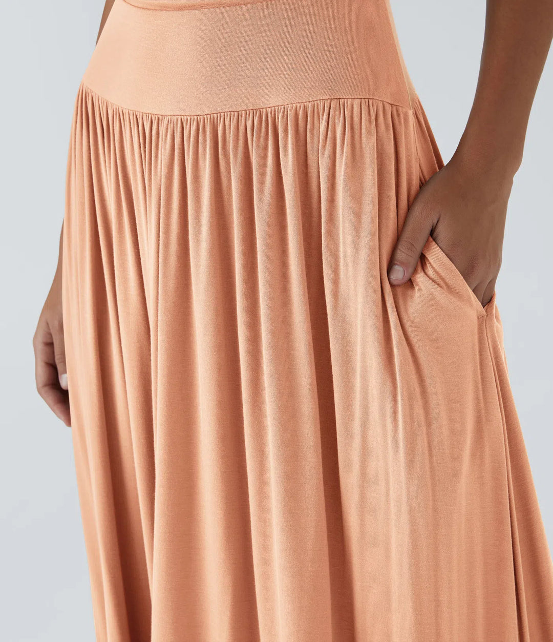 Robe longue décontractée à encolure bateau, bretelles asymétriques, côtés froncés et poches