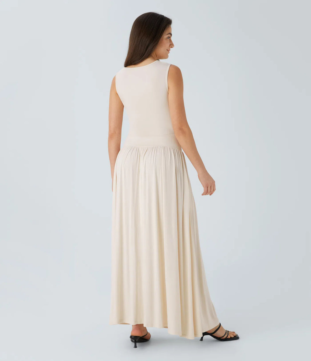 Robe longue décontractée à encolure bateau, bretelles asymétriques, côtés froncés et poches