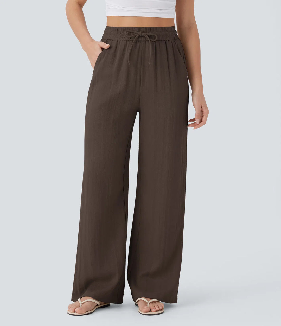 Pantalon large fluide taille haute avec cordon de serrage, poches latérales et aspect lin