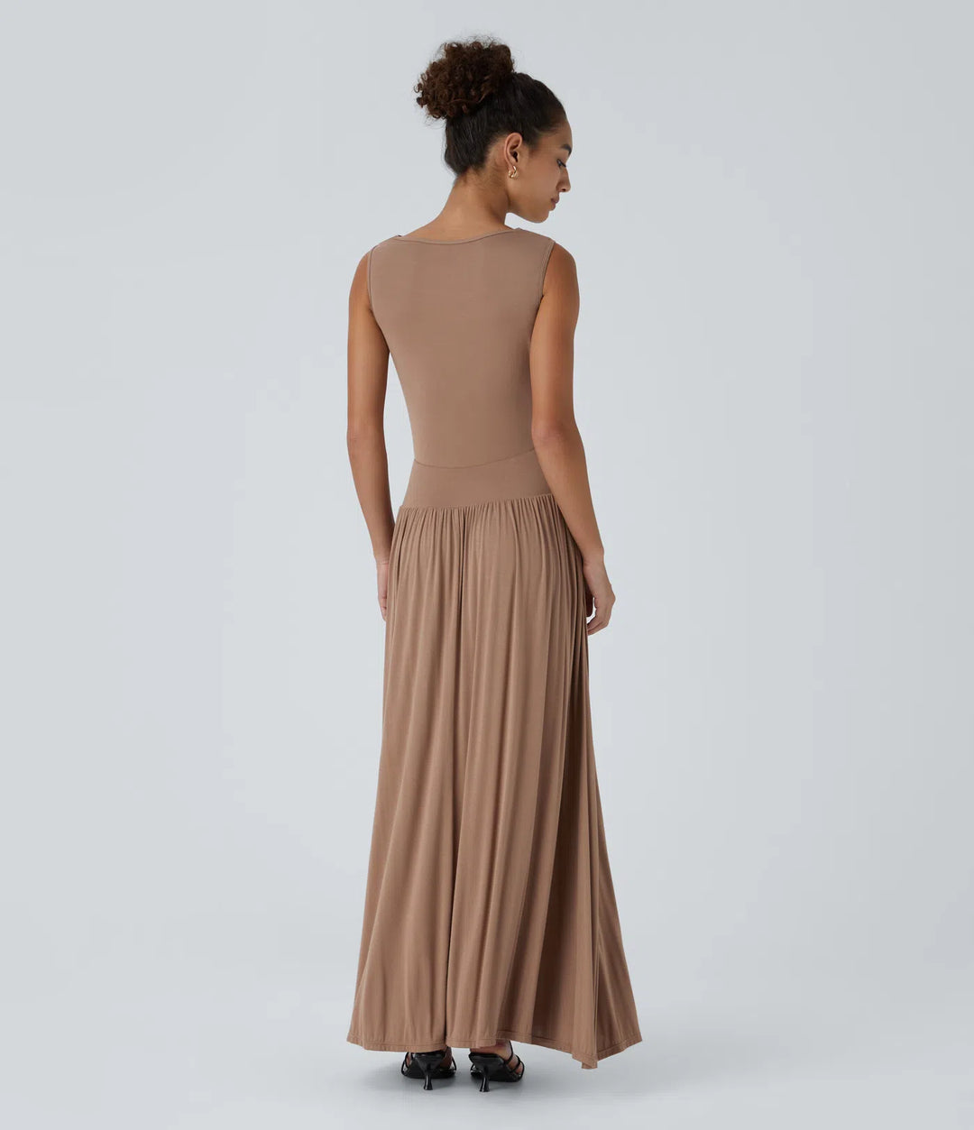 Robe longue décontractée à encolure bateau, bretelles asymétriques, côtés froncés et poches