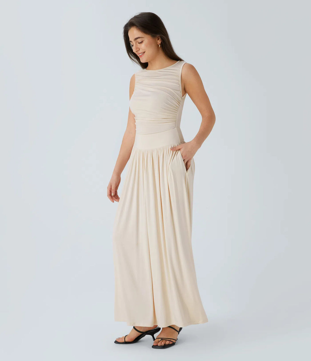 Robe longue décontractée à encolure bateau, bretelles asymétriques, côtés froncés et poches