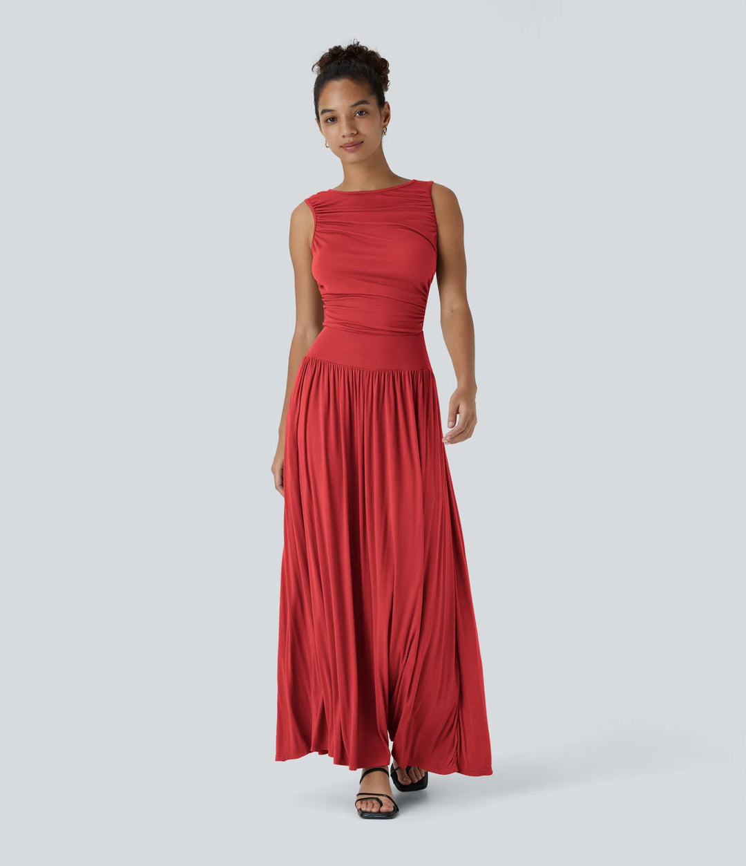 Robe longue décontractée à encolure bateau, bretelles asymétriques, côtés froncés et poches
