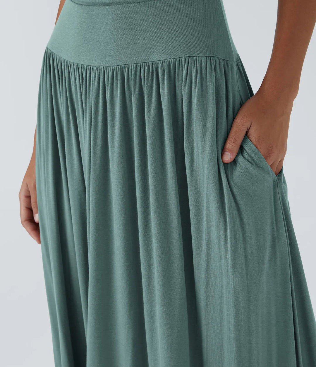 Robe longue décontractée à encolure bateau, bretelles asymétriques, côtés froncés et poches