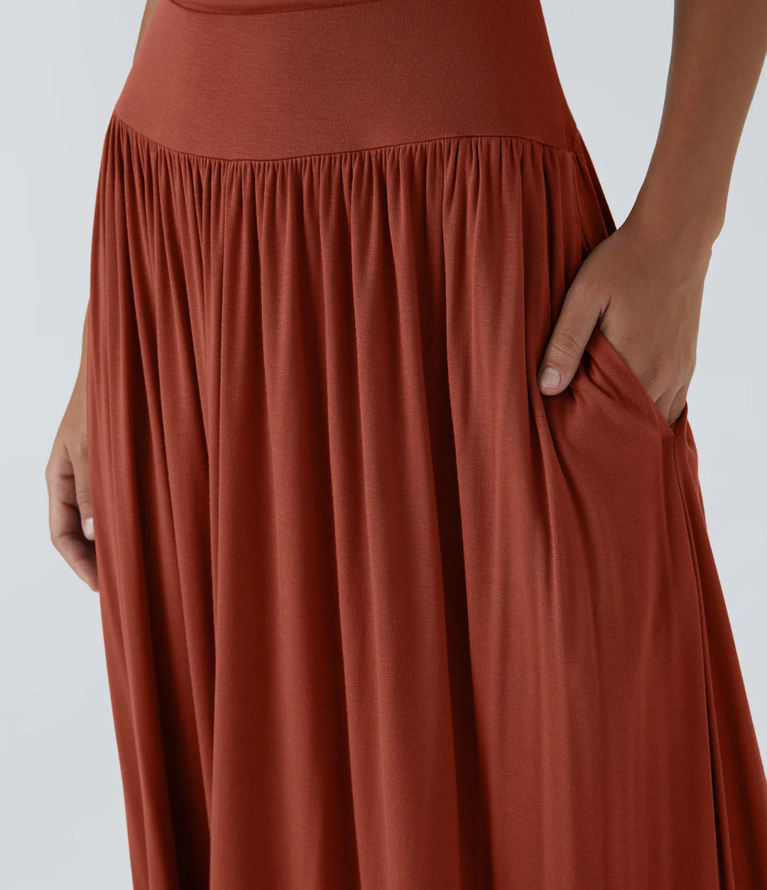 Robe longue décontractée à encolure bateau, bretelles asymétriques, côtés froncés et poches