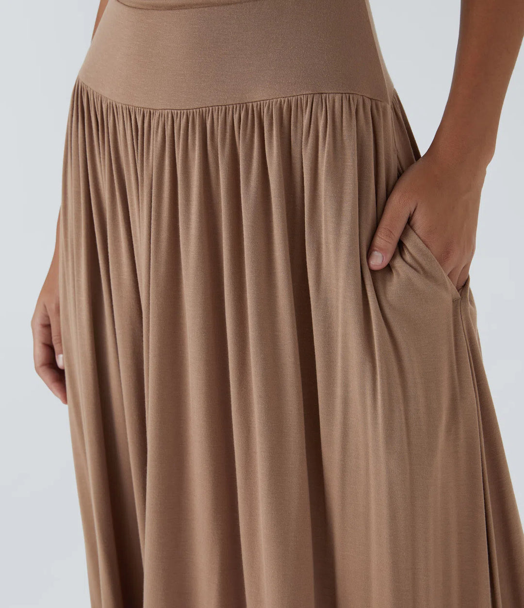 Robe longue décontractée à encolure bateau, bretelles asymétriques, côtés froncés et poches