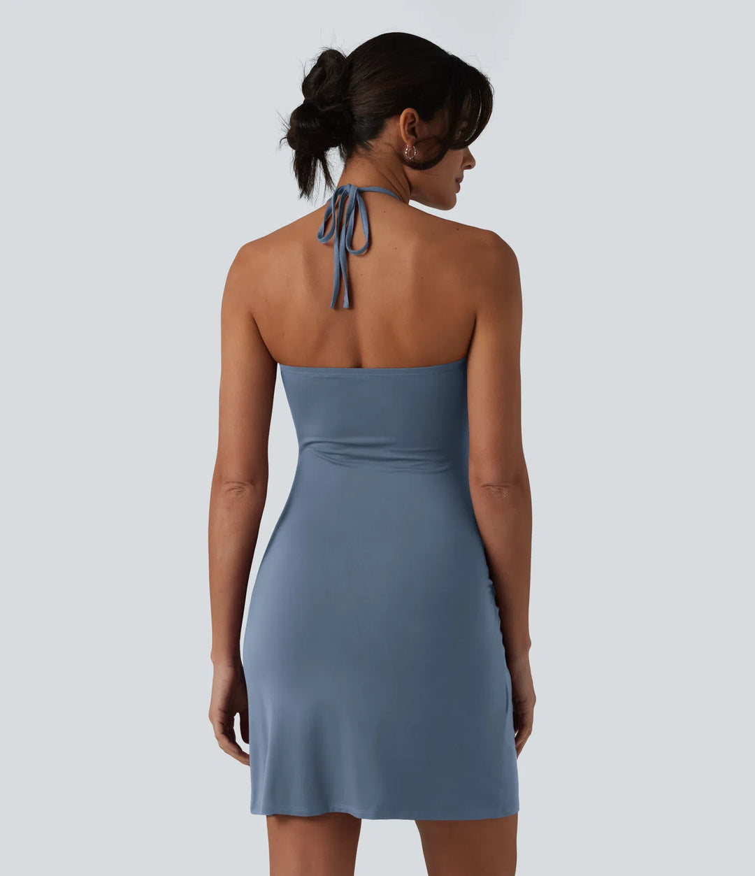 Robe resort mini dos nu à col licou avec lien noué dans le dos et poches