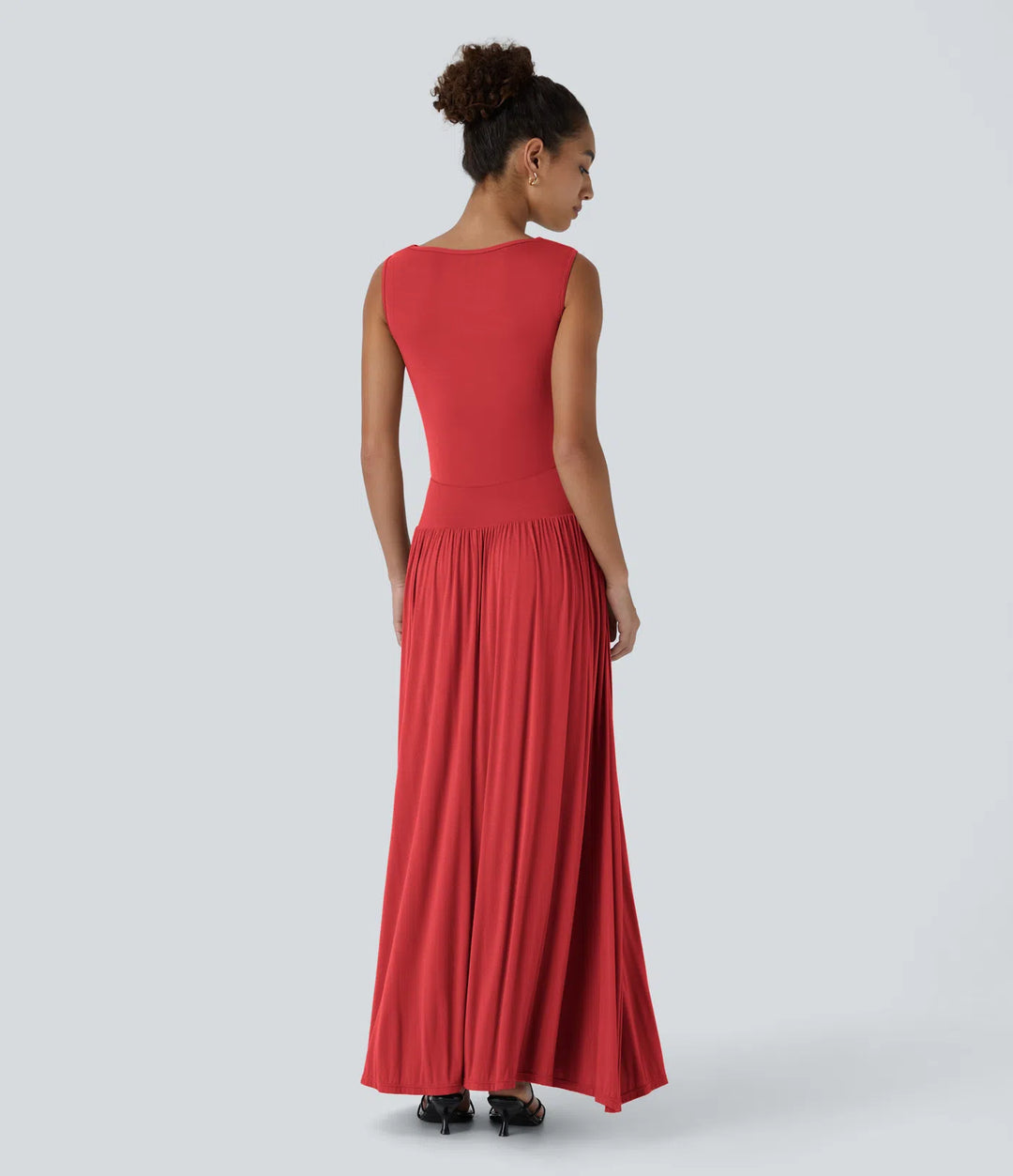 Robe longue décontractée à encolure bateau, bretelles asymétriques, côtés froncés et poches