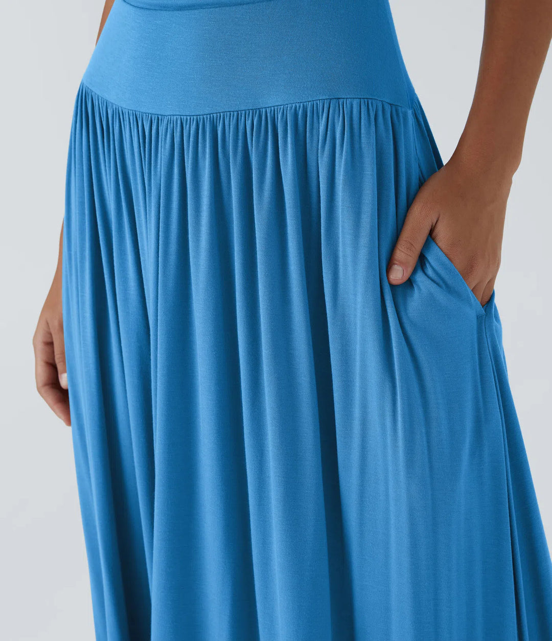 Robe longue décontractée à encolure bateau, bretelles asymétriques, côtés froncés et poches