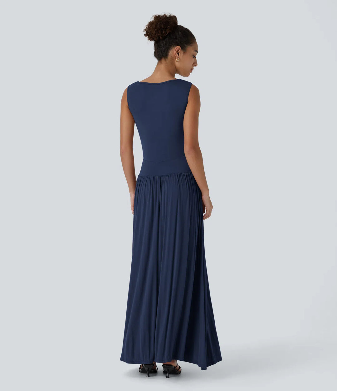 Robe longue décontractée à encolure bateau, bretelles asymétriques, côtés froncés et poches
