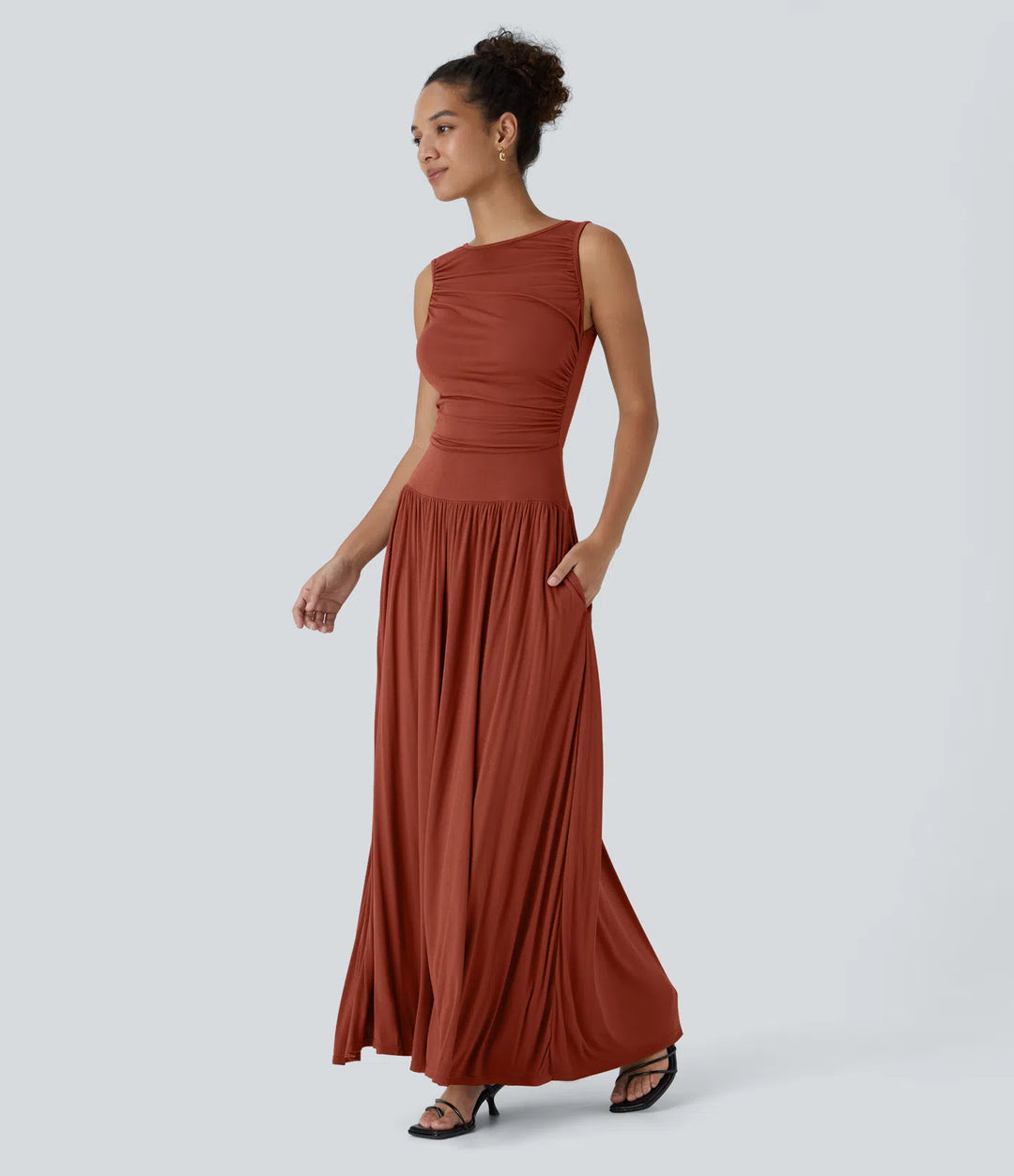 Robe longue décontractée à encolure bateau, bretelles asymétriques, côtés froncés et poches