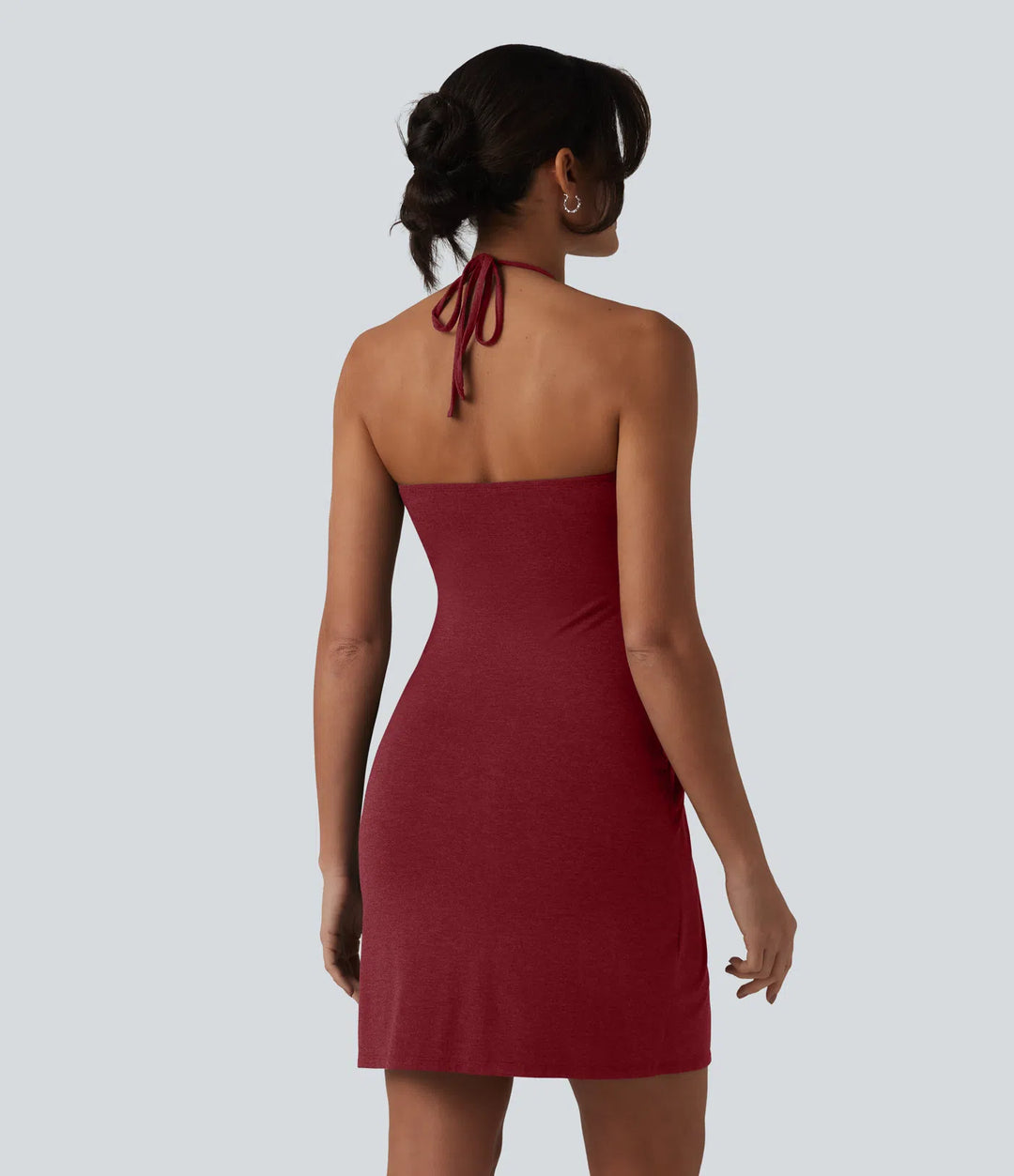 Robe resort mini dos nu à col licou avec lien noué dans le dos et poches