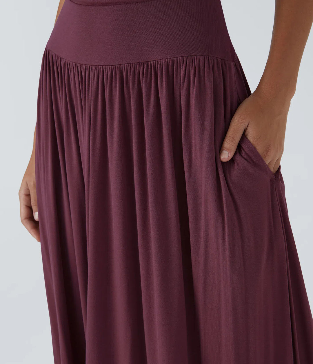 Robe longue décontractée à encolure bateau, bretelles asymétriques, côtés froncés et poches