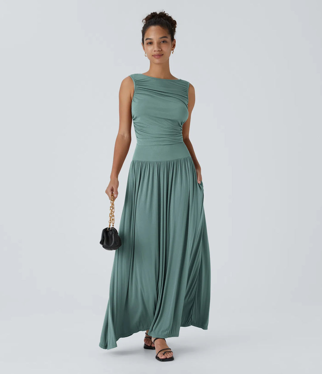 Robe longue décontractée à encolure bateau, bretelles asymétriques, côtés froncés et poches