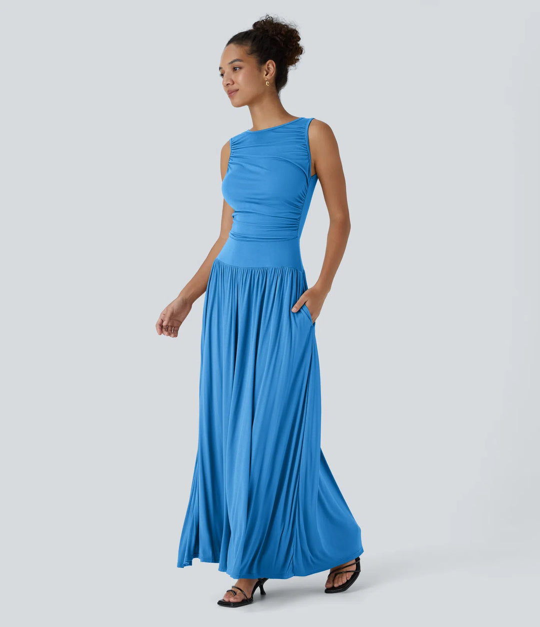 Robe longue décontractée à encolure bateau, bretelles asymétriques, côtés froncés et poches