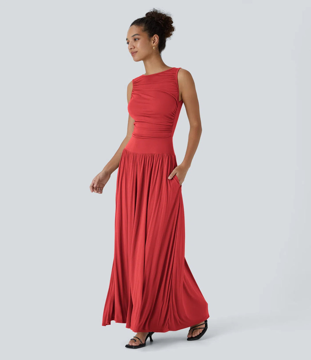 Robe longue décontractée à encolure bateau, bretelles asymétriques, côtés froncés et poches