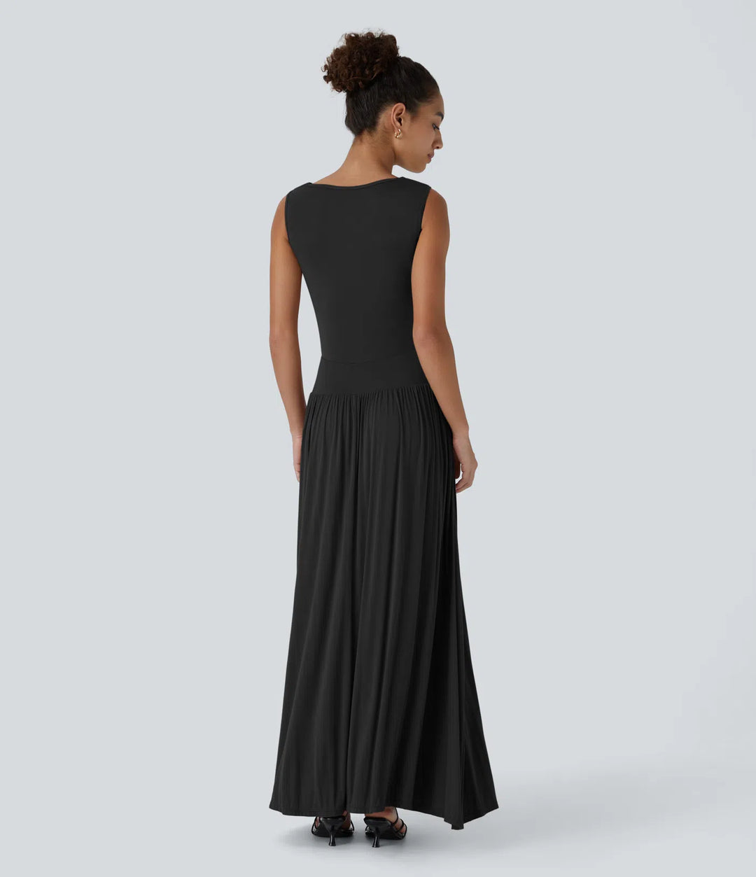 Robe longue décontractée à encolure bateau, bretelles asymétriques, côtés froncés et poches