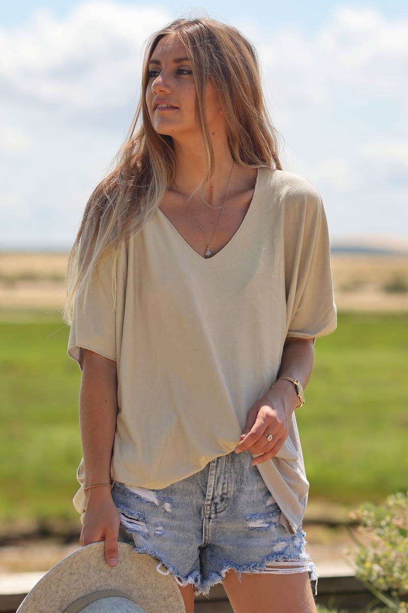 Top beige fluide confort et stretch col V