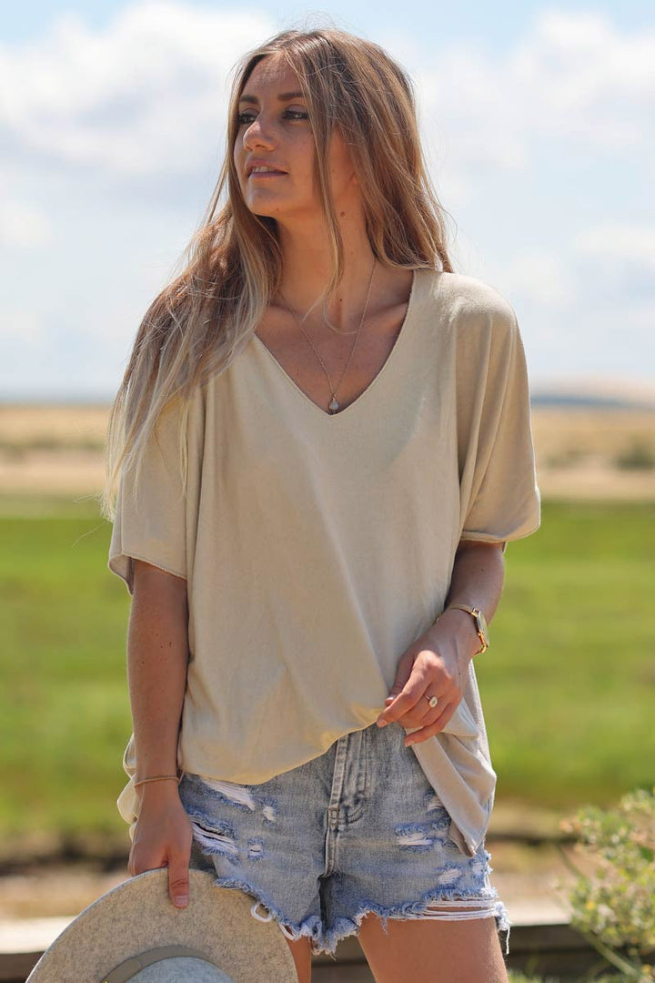 Top beige fluide confort et stretch col V