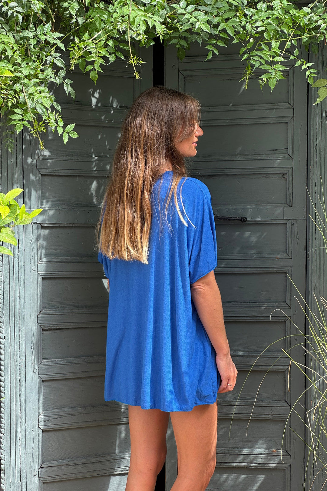 Top bleu roi fluide confort et stretch col v