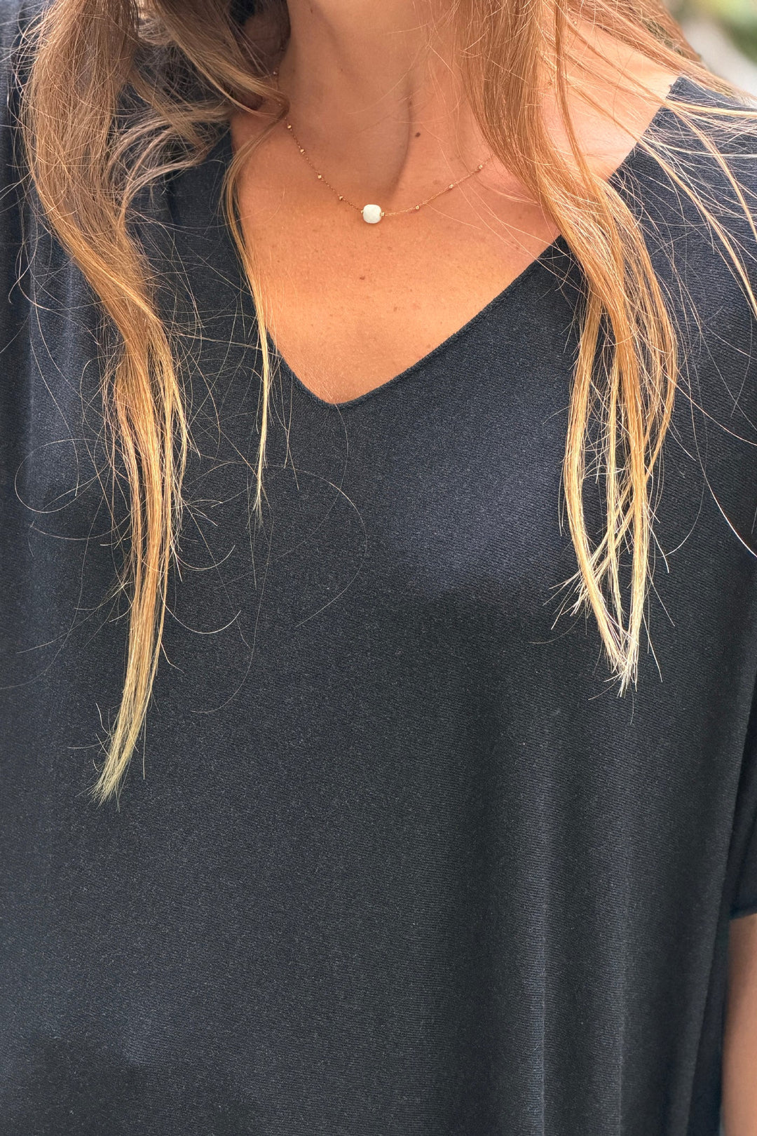 Top gris fonce chine fluide confort et stretch col V