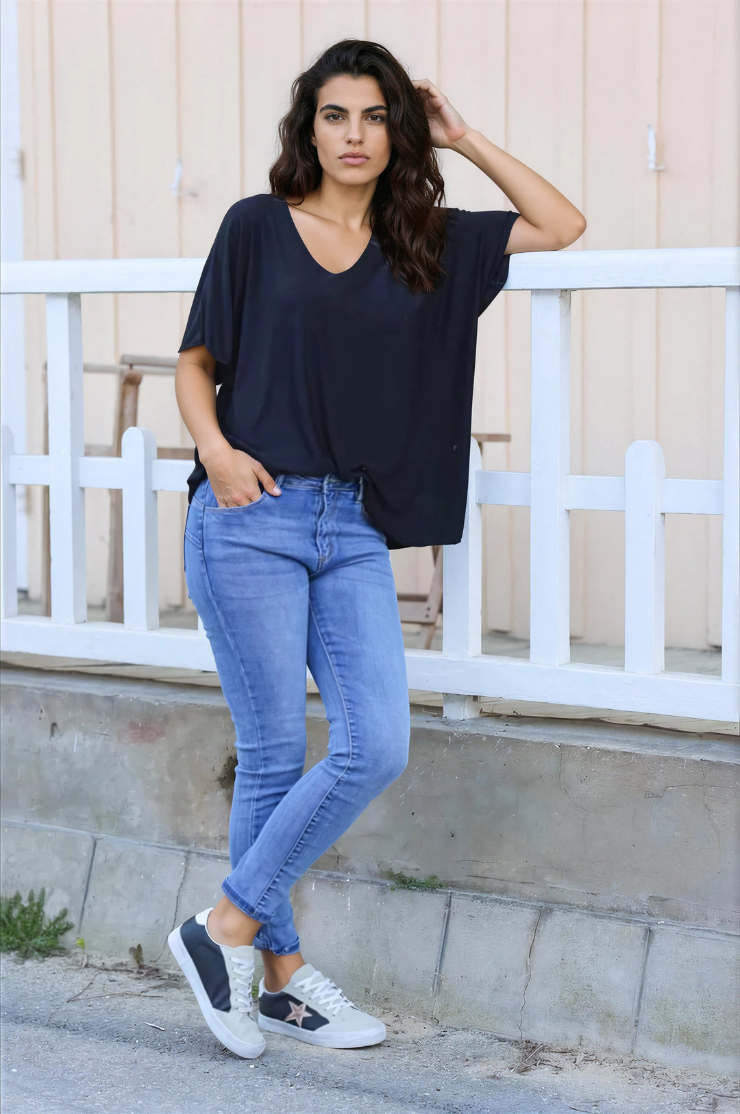 Top noir fluide confort et stretch col v