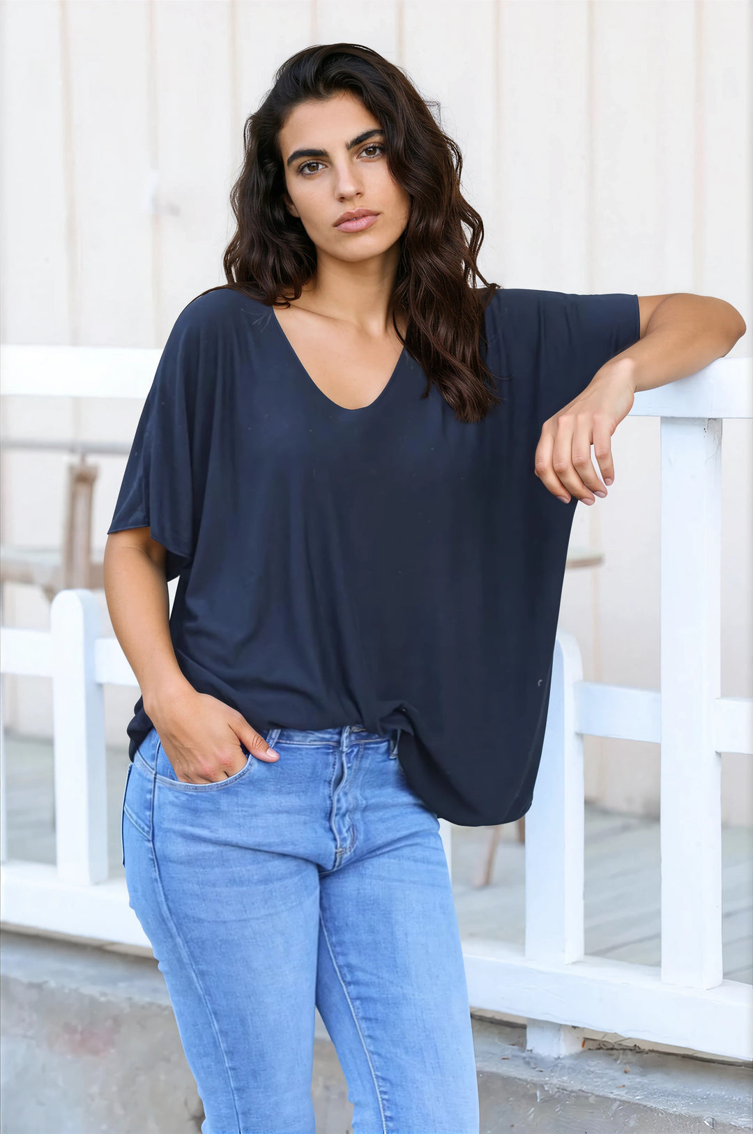 Top noir fluide confort et stretch col v
