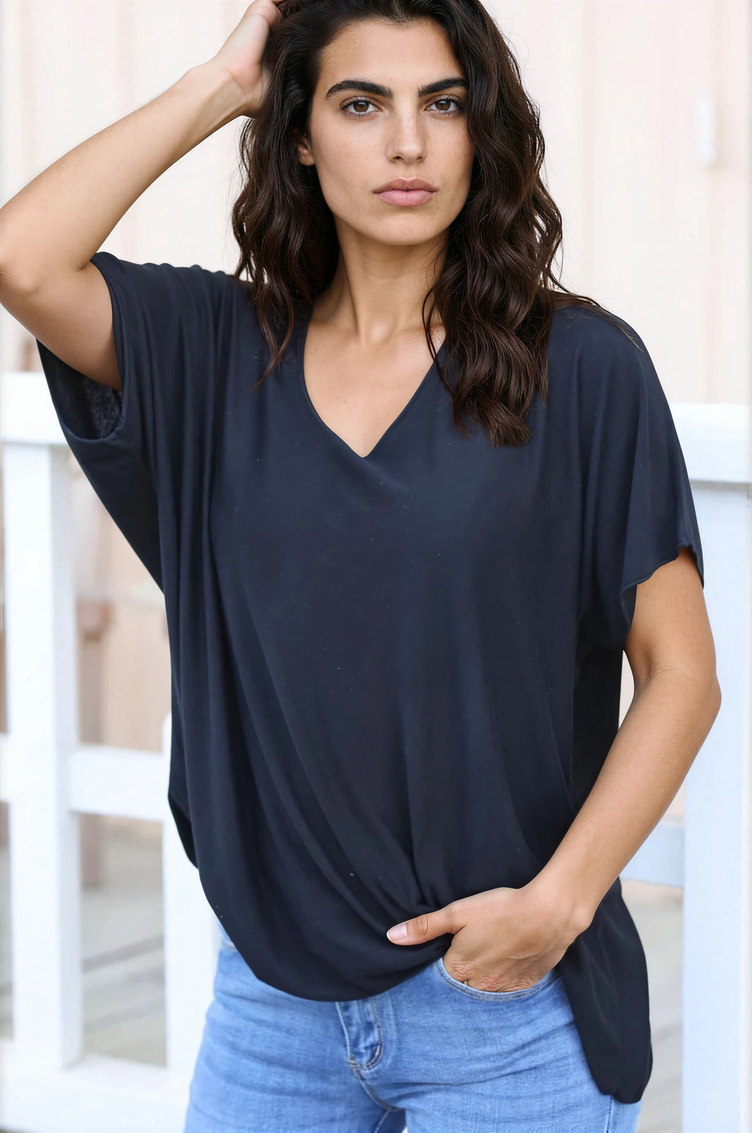 Top noir fluide confort et stretch col v